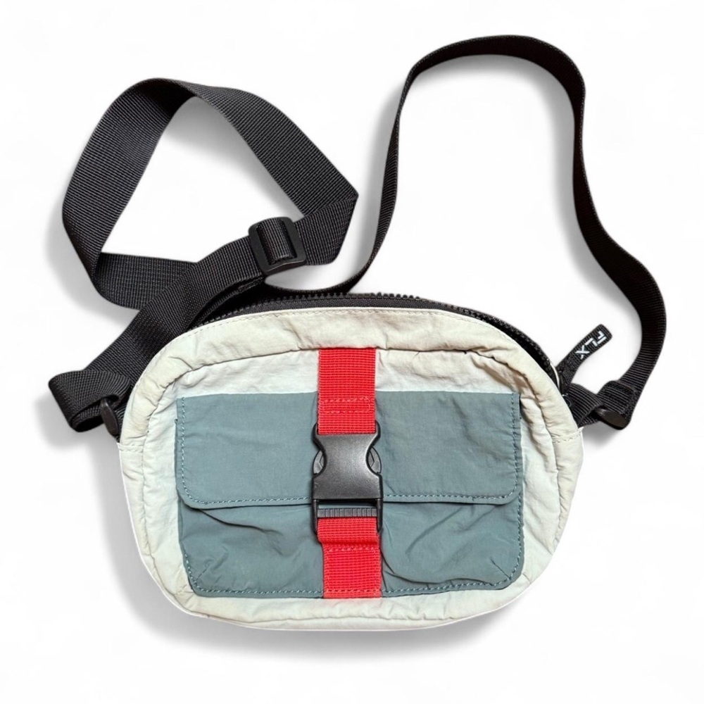 FLX simple belt bag,roomy and it good condition. Some wear marks on the backside